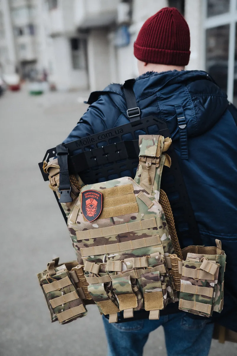 Військовий з MOLLE панеллю, місто